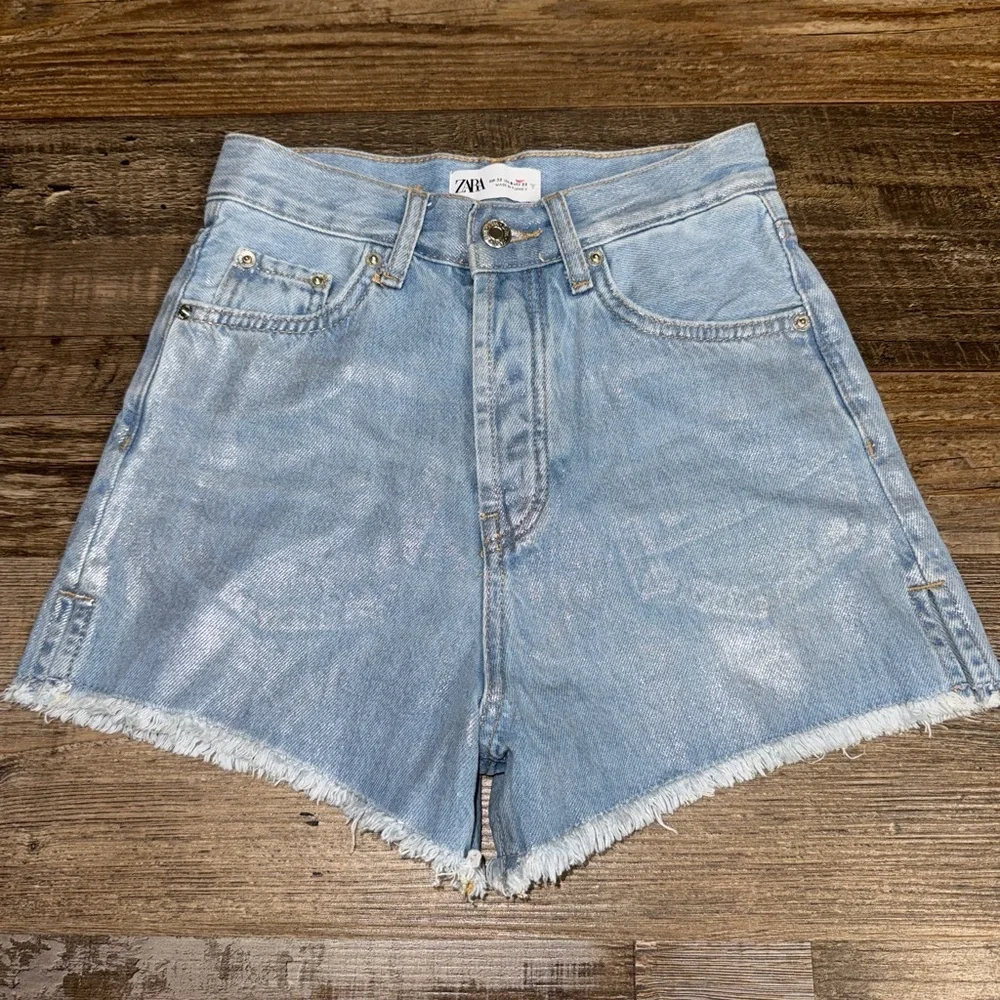 Zara High Rise Shimmer Denim Shorts Light Wash Frayed Hem button Women’s Size 4
